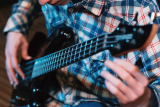Hoe een gitaar te stemmen zonder stemapparaat